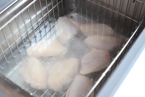 净化|煎鸡翅前,我都会用食物净化机先做个深度清洁,每次我做鸡翅的时候,味道很正宗