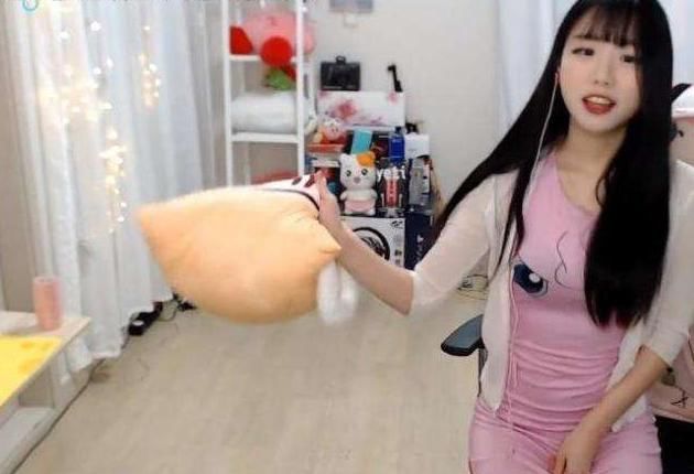 女主播|只因调侃女主播颜值，玩家被粉丝追到游戏里要求道歉，他做错了吗