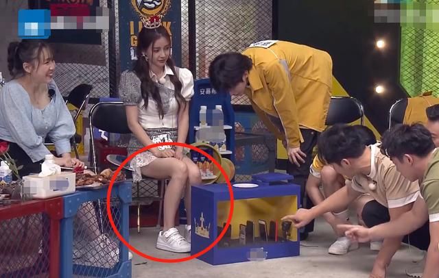  小腿|《跑男》baby压轴出场，镜头抓拍她身材，这小腿肌肉我没看错？