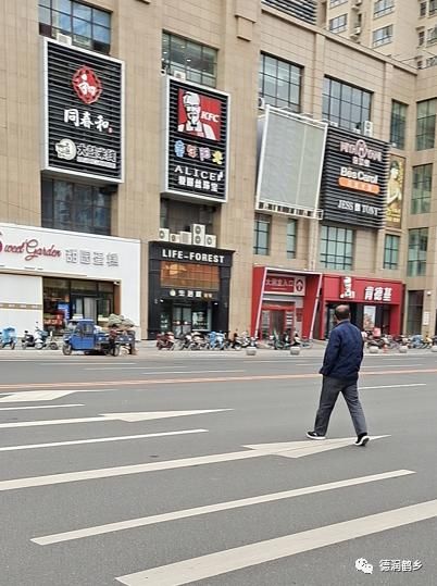 白城|【不文明行为曝光台】行人闯红灯、横穿马路，曝光不文明，白城这一批人上镜了！