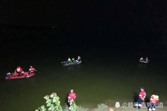  冲走|4人河面游泳，3人被冲走
