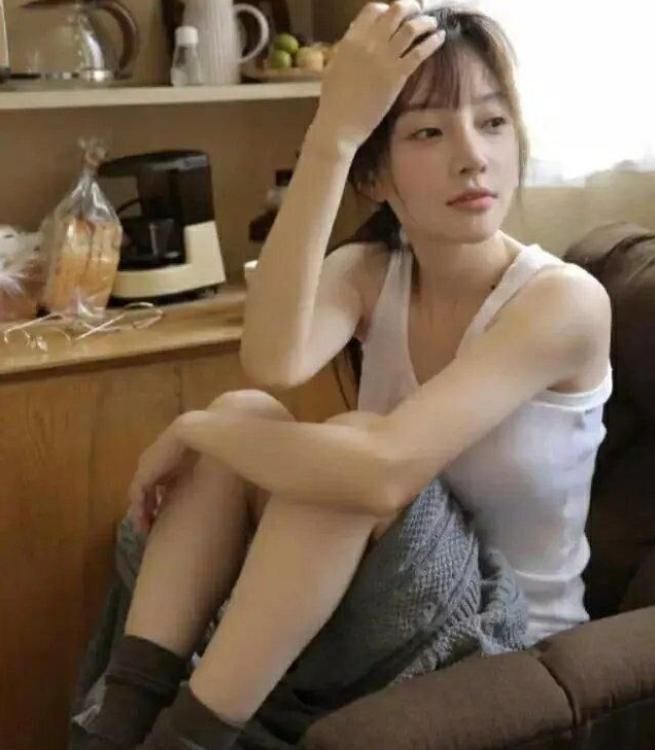 照片|李小璐解锁“懒汉背心”，坐在沙发上拍照，“青蛙坐姿”尽显清纯
