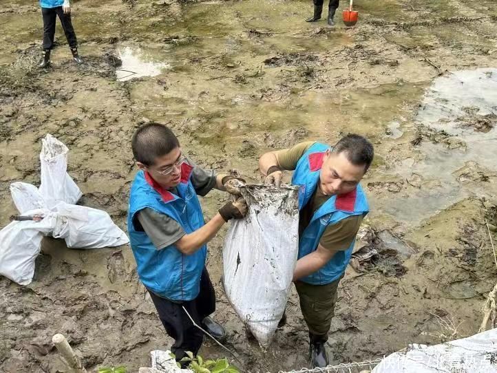 清理疏浚 美化河道 北京共青团“‘青’河行动”支援门头沟