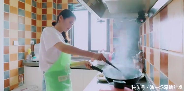 细节|颖儿做好饭之后抱着女儿,看婆婆和付辛博吃饭,细节暴露婆媳关系