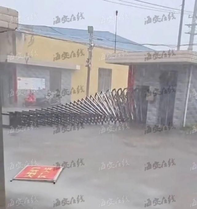  折断|今晨海安突发大风，屋顶被掀翻，树枝被折断，太阳能热水器掉落...