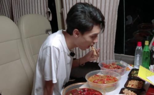  麻辣|导演准备一桌子麻辣小海鲜，秦霄贤第一筷子吃的它，绝对95后最爱