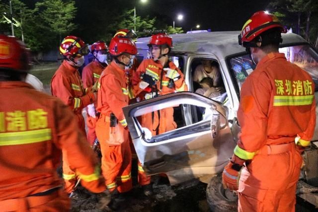  消防|荷载8人面包车撞树，深圳消防救援发现实载16人，交警介入