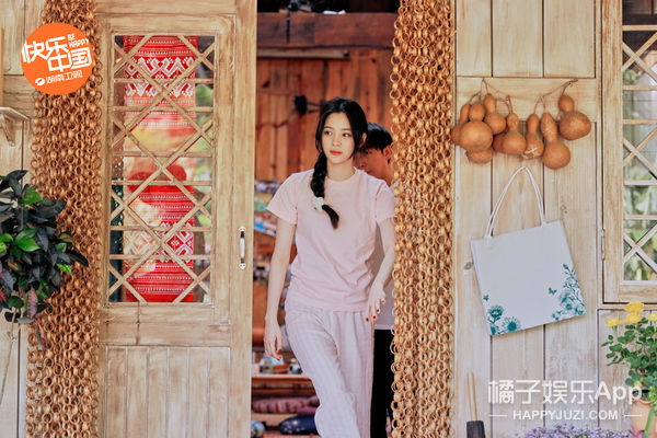  蘑菇屋|《向往4》快乐家族道幕后故事 许光汉送彭昱畅同款磁带