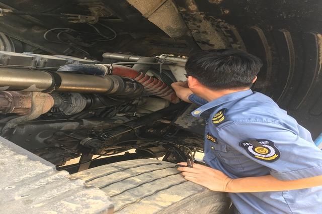  水箱|齐鲁交通烟台东厅收费站助货车司机抢修水箱