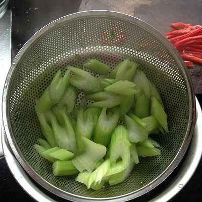  蛋白|西芹炒花生蛋白片