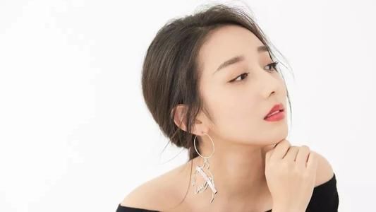 长相|她曾是电视台女主播，因长相太美被导演相中，如今发展得越来越红！