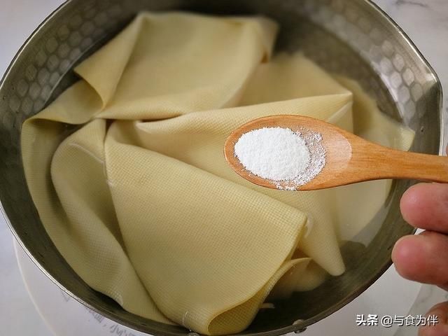  豆腐皮|豆腐皮焯水时，别忘加点“它”，做出来滑嫩入味，米饭都不够吃了