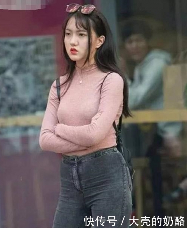 尽显|路人街拍，简约的修身设计突显气质，在不经意间尽显女神高雅品质