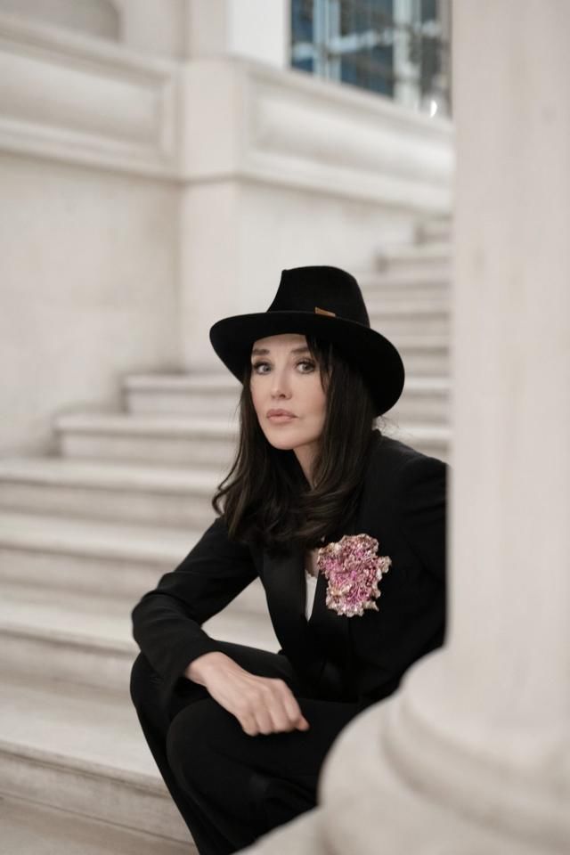 阿佳妮|她是世界最美女星，却沉迷玻尿酸搞僵脸，今65岁瘦身成功颜值回春