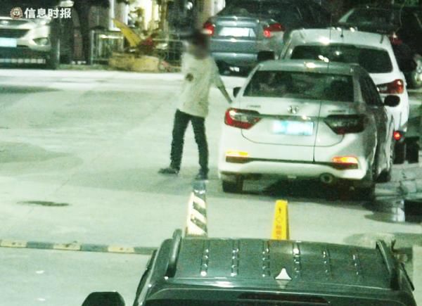 拉车|男子在黄埔沿街“拉车门”碰运气，竟有10几台车中招……