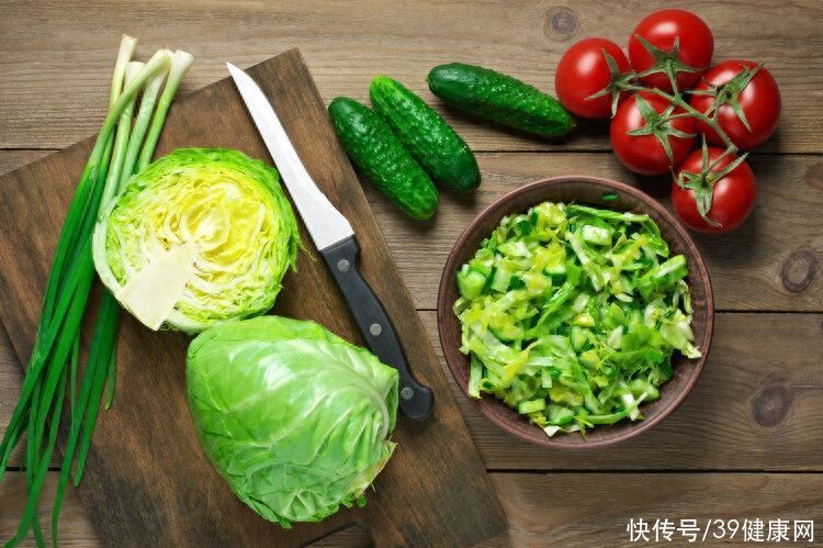 激素黄瓜和正常黄瓜的区别(​黄瓜是“激素瓜”，常吃有毒还致癌？提醒：这种黄瓜确实要少吃)