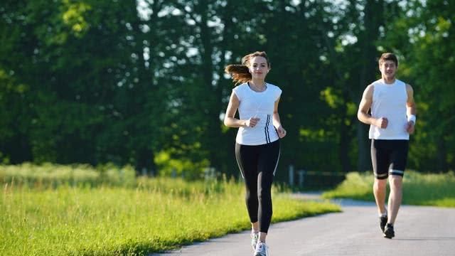  忍不住|员工加班累到做手术，复工第一周又让加班，小伙终于忍不住爆发了