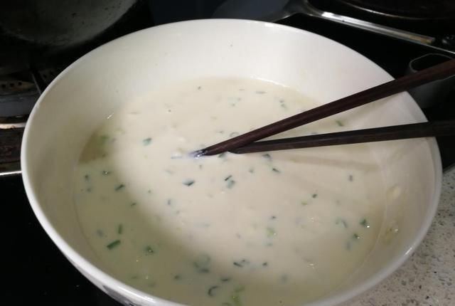  不用|面粉牛奶加鸡蛋，这会做这款家常软饼，早餐不用上外面买来吃