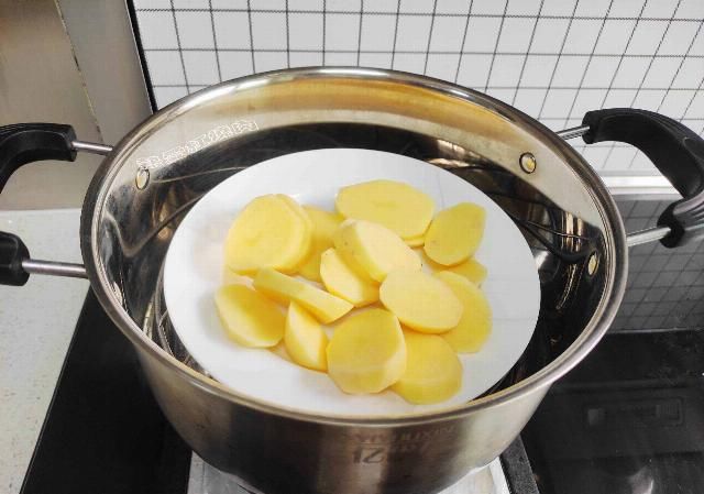  外酥|虾仁这做法外酥里嫩吃着香，不炒不蒸也不煮，做法简单几乎不用油