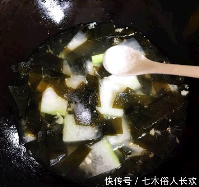  大锅|八月初，不爱吃肉就喝这汤，2块钱一大锅，比鲫鱼便宜，更滋补