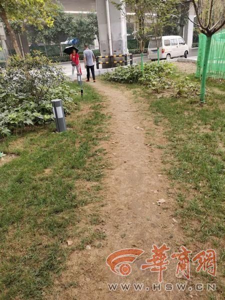 出入口被封|西安大兴西路一带状公园出入口被木棍封锁 市民无法出入