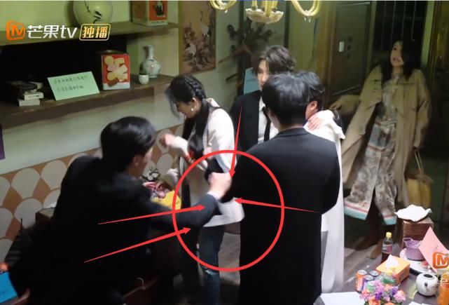 黄明昊|《密逃》同和杨幂站一起,邓伦黄明昊被吓后的反应太避嫌