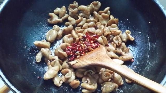 肥肠|重口味的菜---肥肠煲海带皮