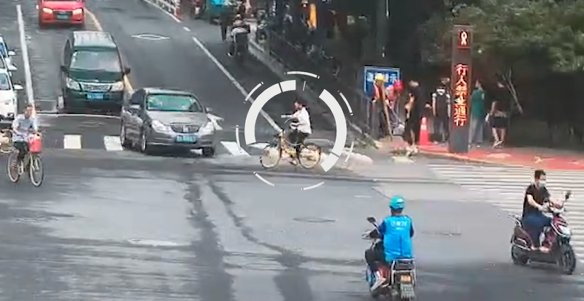  震撼|女子被压车底，这群“蓝精灵”一拥而上，场面超震撼！