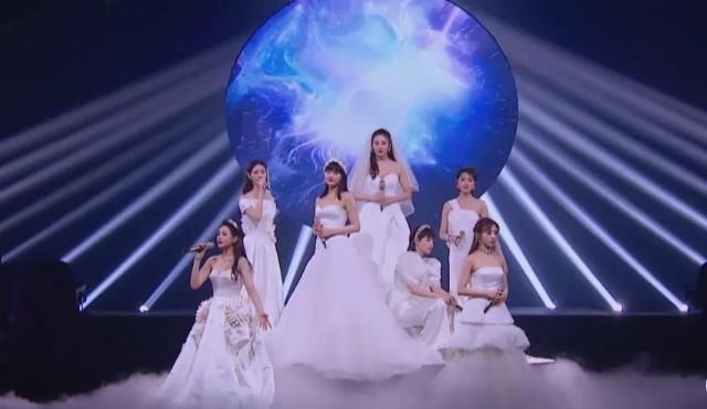  节目组|《姐姐》金晨郁可唯全程陪跑，蓝盈莹成炒作工具人，节目组太现实