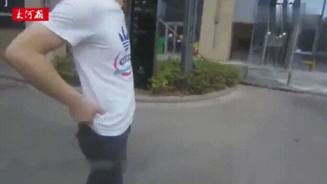  恶作剧|10岁男孩高空抛水袋找乐子，被发现后拒不承认，当妈的却质疑民警