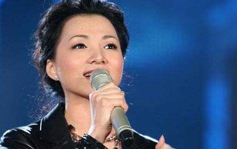  光彩|董卿上节目是光彩夺人，素颜完全是邻居大妈！