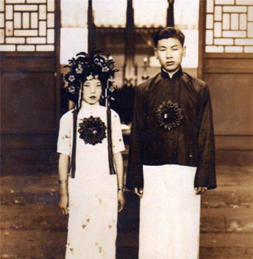 新娘|73年前一场包办婚礼:2人皆未成年,新郎一脸稚气,新娘没有笑容