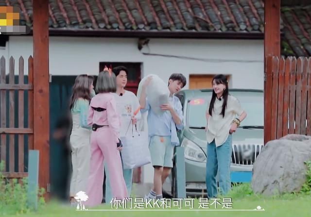  名字|郑爽叫错许佳琪名字，见到谢可寅许佳琪处理方式，情商高低很明显