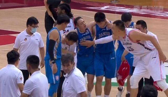  比赛|误伤他人怎么办？韩德君给CBA球员做出了表率，先关心一下对手