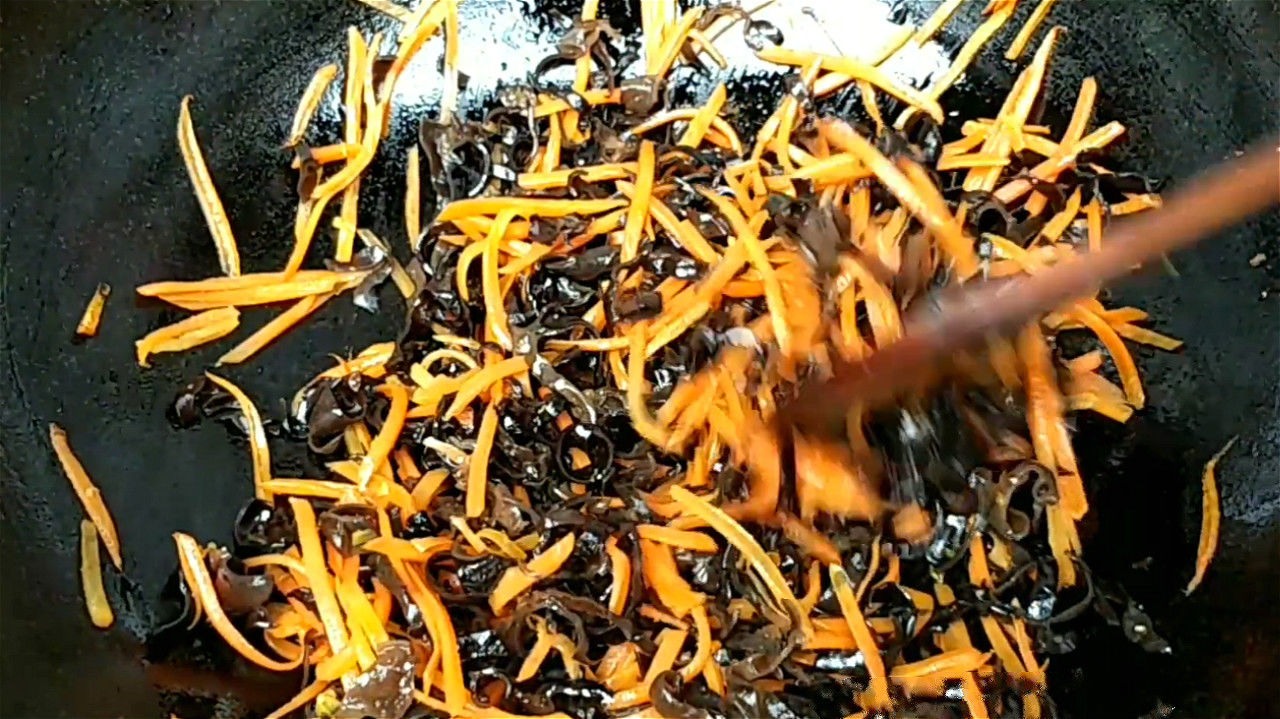 做成|入秋后,多吃点西葫芦,做成馅饼真香,做法简单,出锅皮软馅香