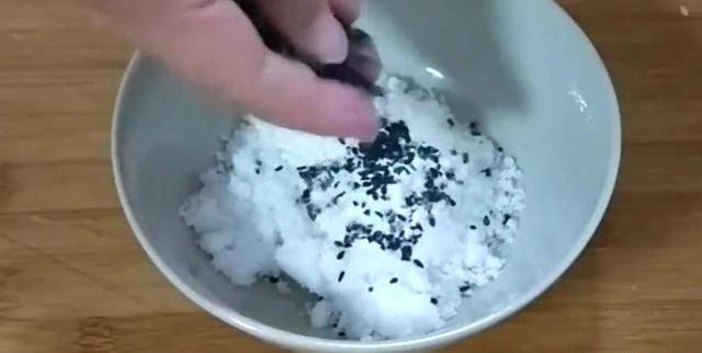  做法|跟大家分享酥饼的好吃做法，不用排队买，也不用烤箱，教你在家做