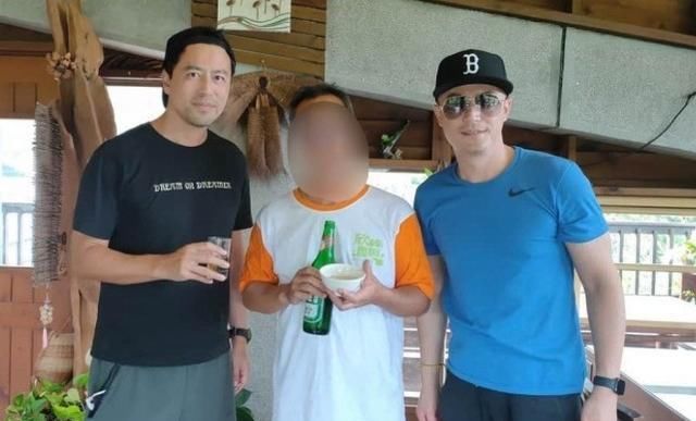 林心如和霍|霍建华夫妇度假被路人曝光素颜,林心如脸肿眼小很疲惫比丈夫显老