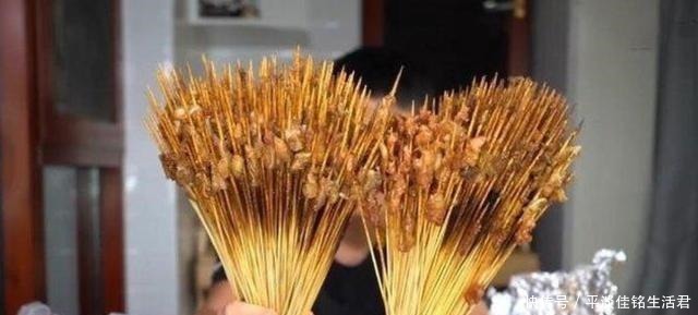 串串|花200元买500根羊肉串,小伙辛苦取下肉,称重之后真是坑!