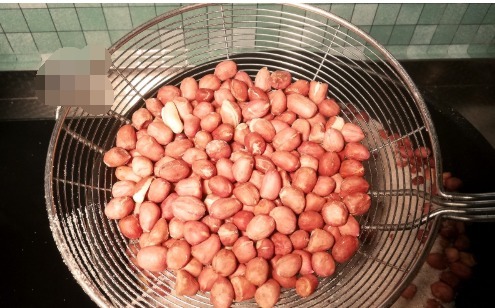 吃法|天冷花生米别再油炸了，教你一个新吃法，10分钟出锅，好吃嘎嘣脆