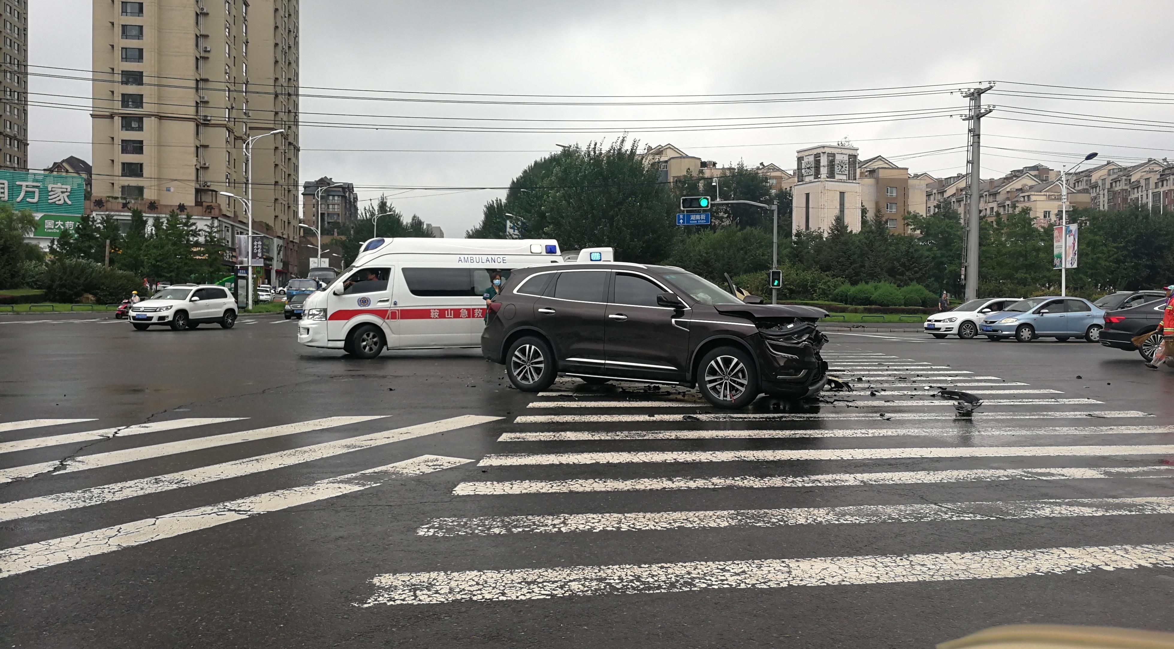  相撞|雨天路滑视线差 两车十字路口相撞