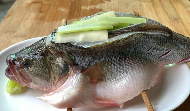 味道鲜美|蒸鱼总是腥味?教你1个小技巧,保证蒸鱼时,鱼无腥味,味道鲜美