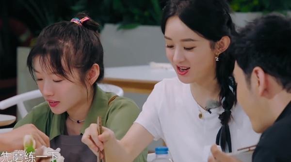 饭桌|赵丽颖《中餐厅》暴露素质,饭桌上不停翻菜盘子,黄晓明全程紧盯