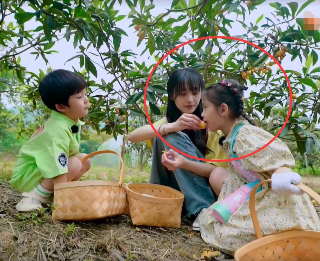  让小朋友|郑爽喂萌娃吃枇杷，不经意间的小动作证明：她会是个好妈妈