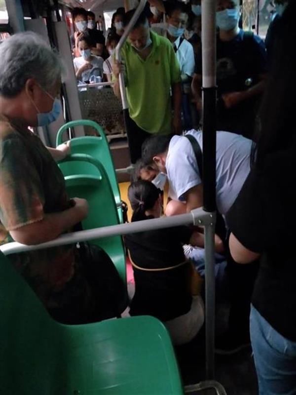  小梅|女乘客乘公交突发疾病浑身抽搐，安全员与乘客用一双筷子助其转危为安