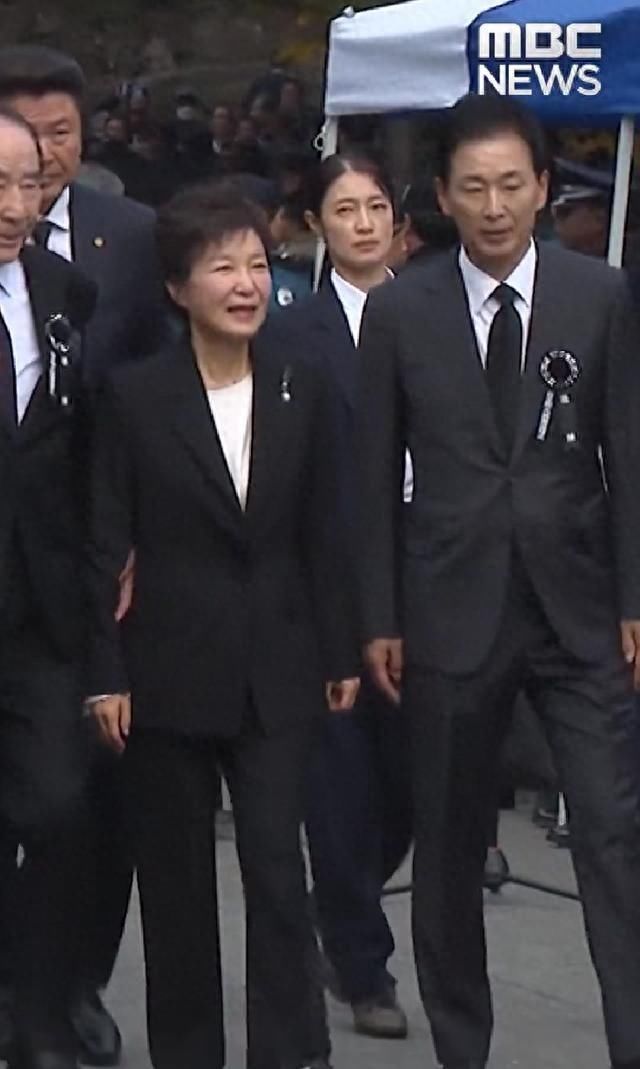朴槿惠露面参拜父亲墓地，黑衣女保镖寸步不离