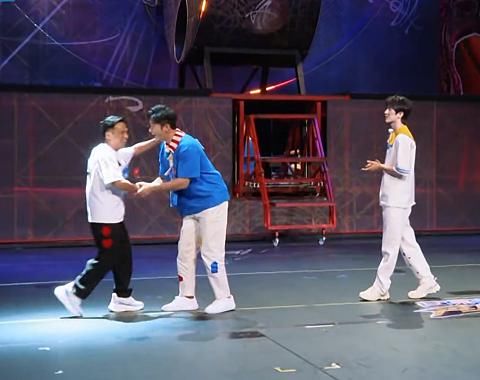  情理之中|宋小宝亮相《奔跑吧》时，还记得第一个跟他握手的是谁？情理之中