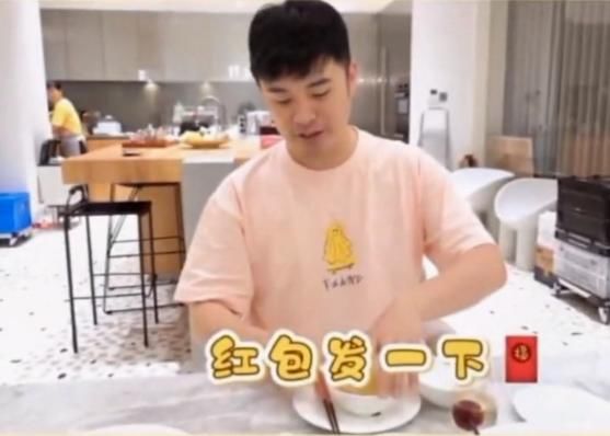  刘海|张子萱的脸崩了？脸越来越长靠刘海掩盖，法令纹太深显老20岁