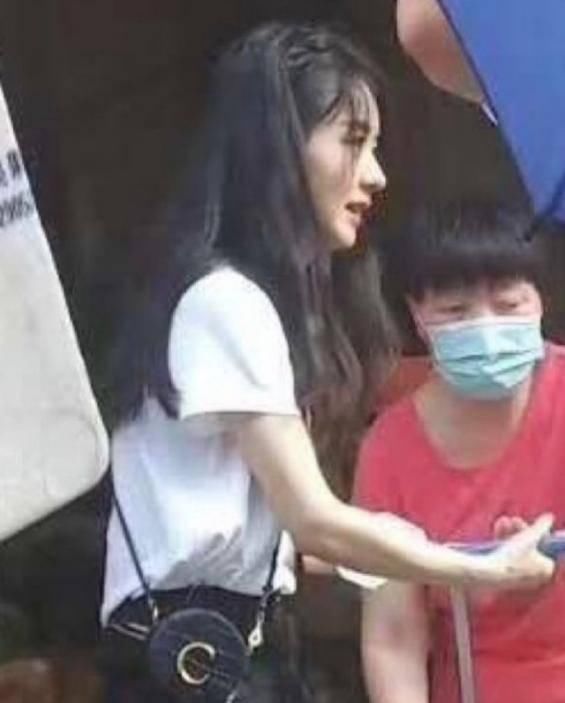  真实|赵丽颖买菜太投入，被菜摊摊主抓拍，无美颜滤镜暴露32岁真实状态！