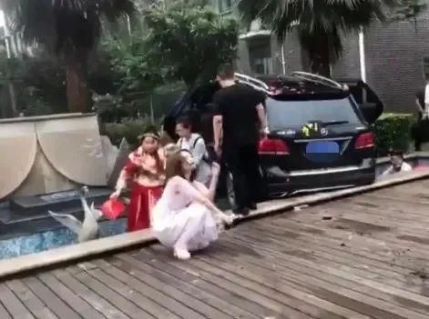  幼童|婚车接亲途中失控撞死两幼童，新人下车后继续举行婚礼