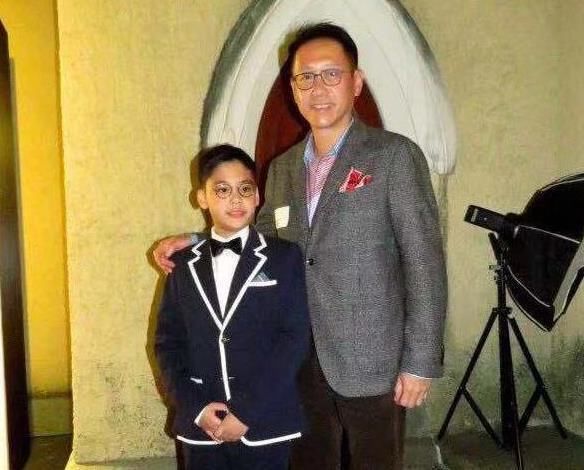 嘲没|最美港姐李嘉欣晒儿子近照！圆镜框大板牙太土，被嘲没遗传到妈妈！